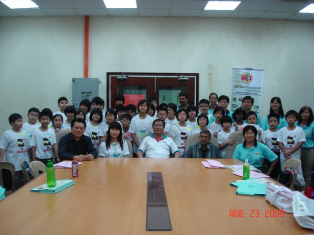 12YB Tuan Tan Hock Leong bersama peserta-peserta kem pendidikan kesayangan haiwan 23-8-2009